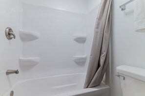 1 Queen Room | Bathroom | Shower, towels - Skyview Inn (Burlington)