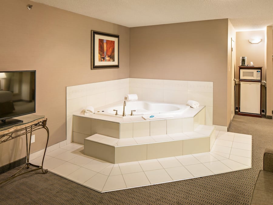 Suite, 1 King Bed | In-room safe, desk, iron/ironing board, free cots/infant beds