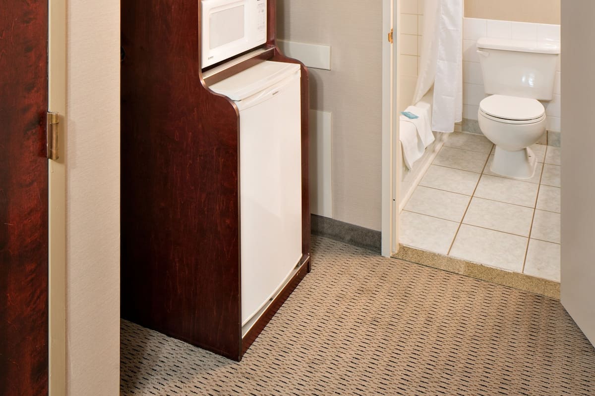 combined shower/bathtub, hair dryer, towels