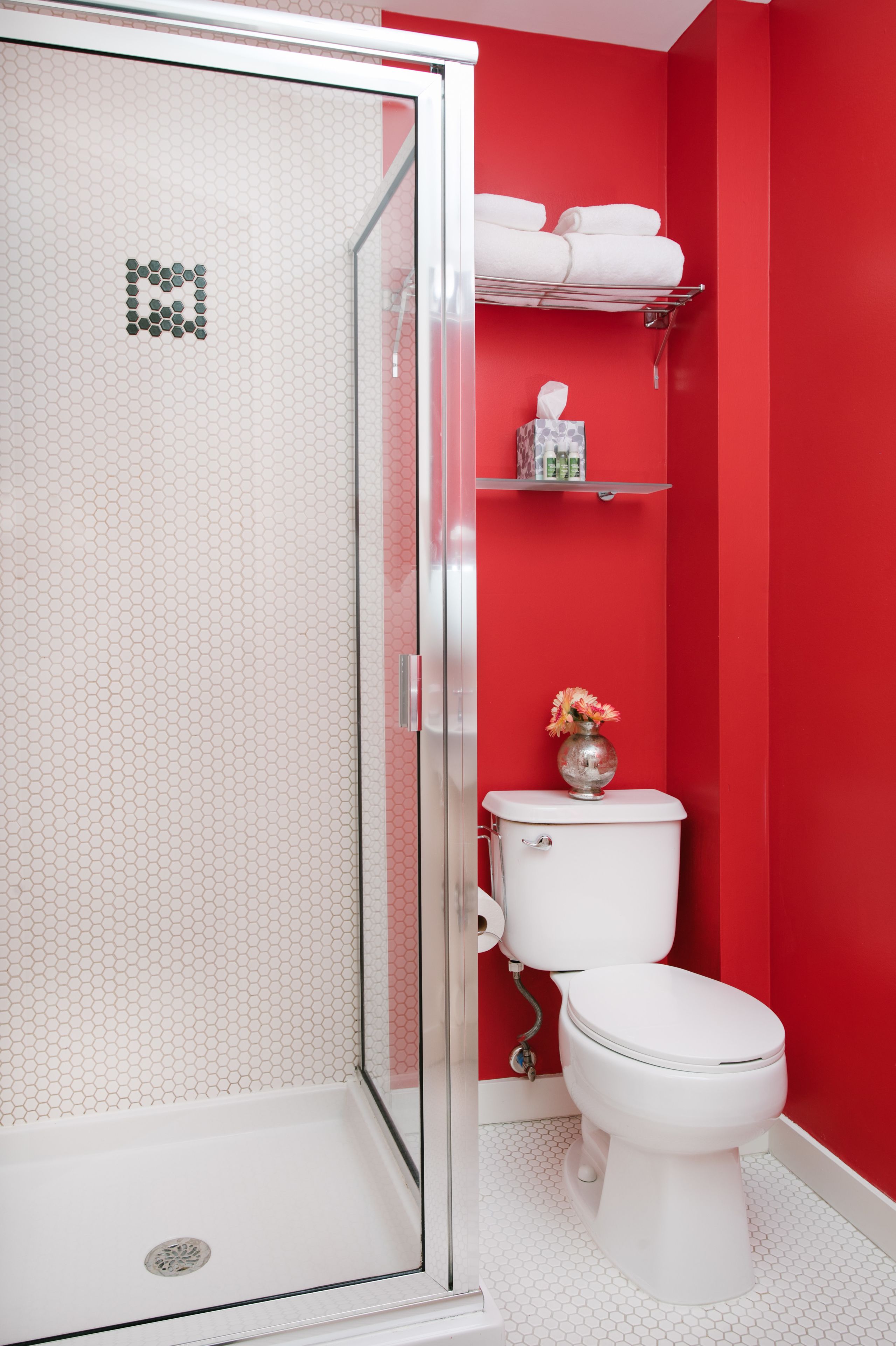 mini room, 1 double bed | bathroom shower