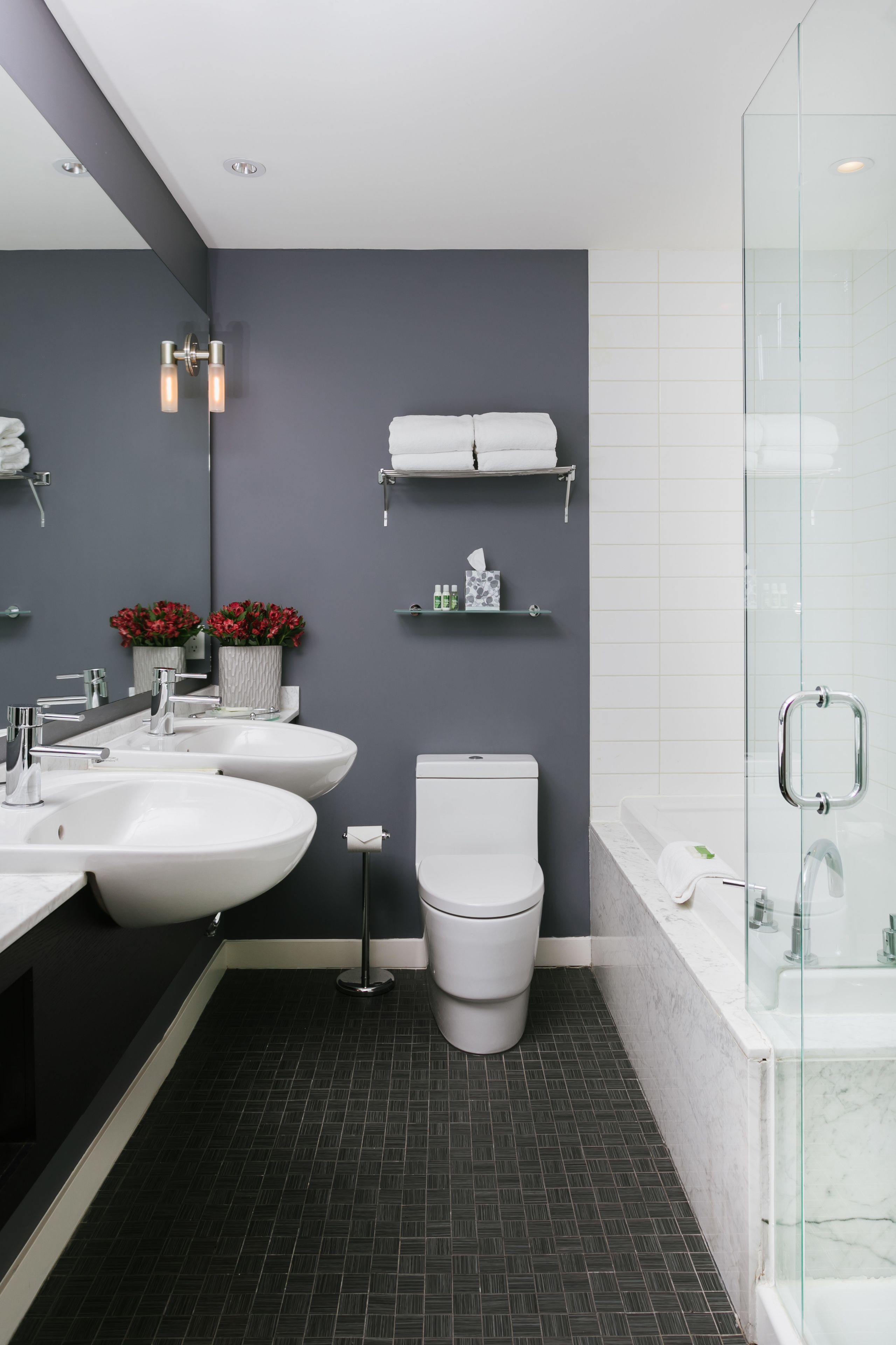 suite, 1 king bed (moda suite) | bathroom | free toiletries, hair dryer, towels