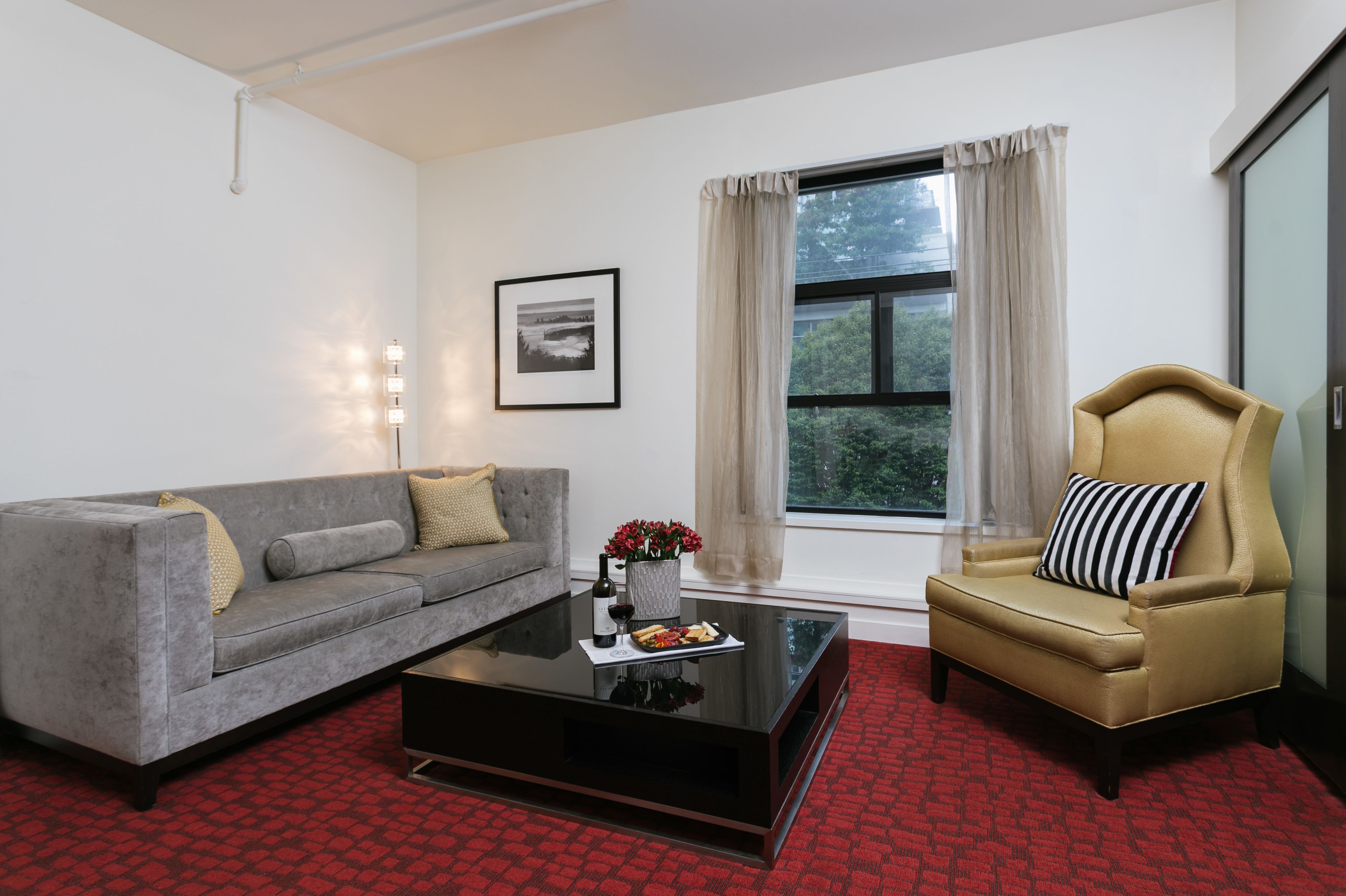 suite, 1 king bed (moda suite) | living area | 27-inch flat-screen tv with cable channels, tv