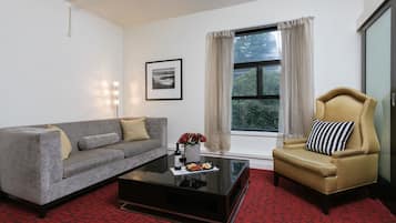 Suite, 1 King Bed (Moda Suite) | Living area