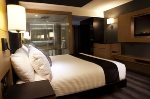 Deluxe Room, 1 King Bed | Hypo-allergenic bedding, in-room safe, desk, blackout drapes