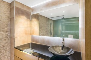 免费洗浴用品、吹风机、加热地板（浴室）、毛巾