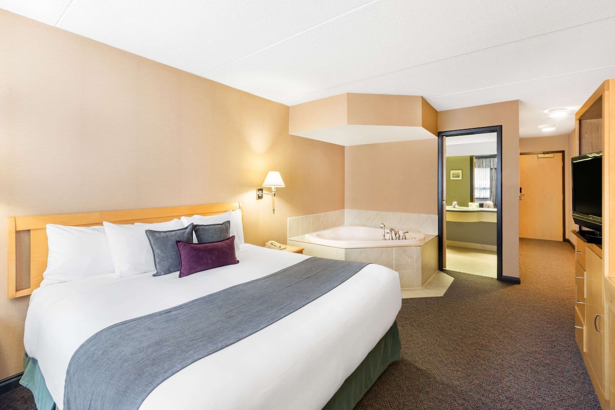 Studio Suite, 1 King Bed | Hypo-allergenic bedding, in-room safe, desk, blackout drapes