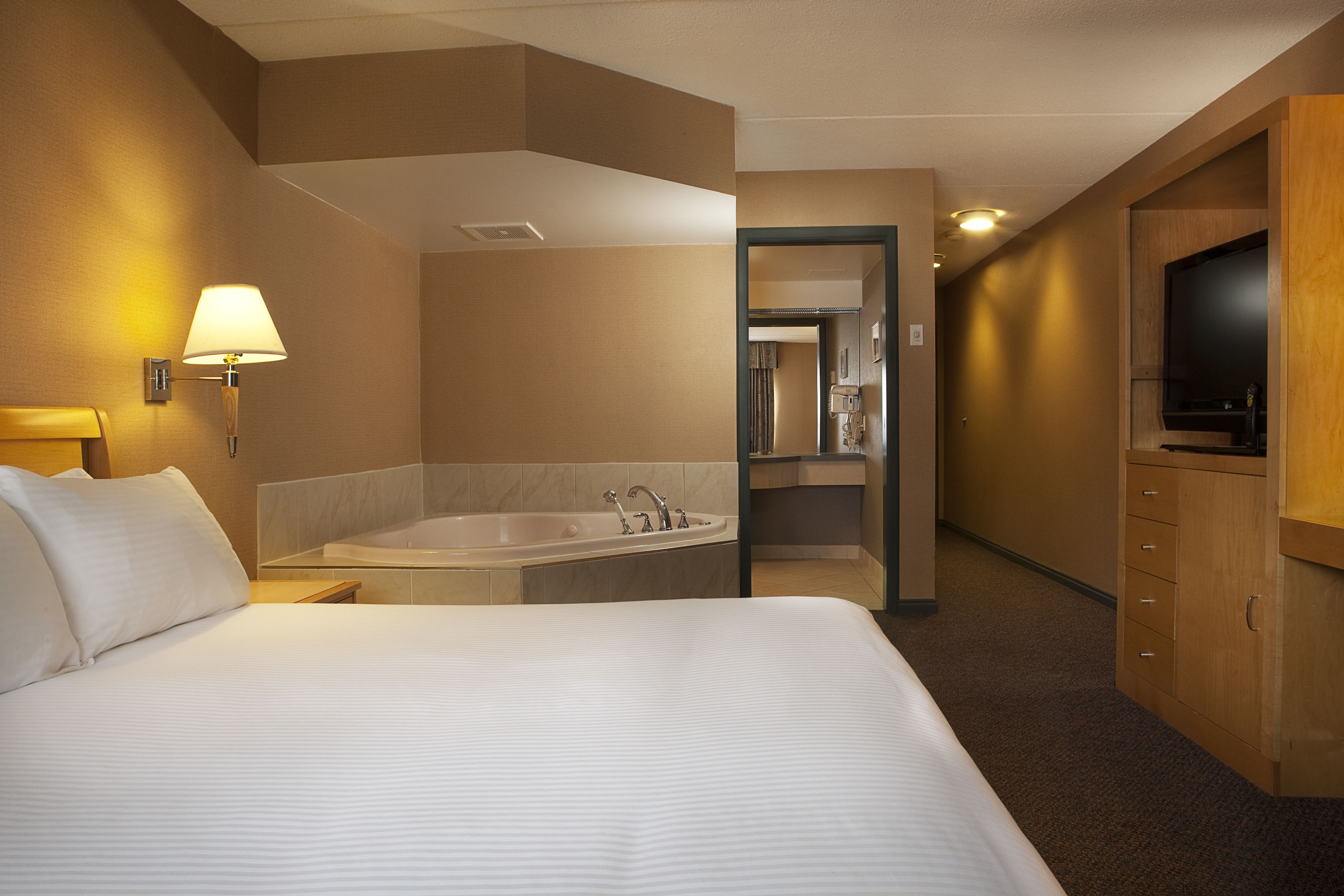 studio suite, 1 king bed | hypo-allergenic bedding, in-room safe, desk, blackout curtains