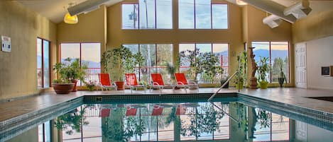 Una piscina cubierta, tumbonas
