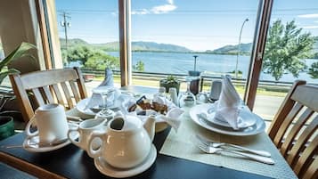 Breakfast and dinner served, ocean views