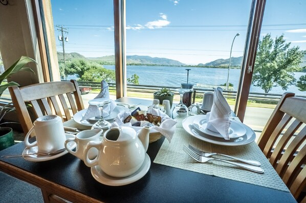 Breakfast and dinner served, sea views 