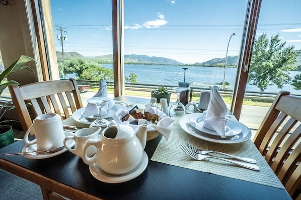 Breakfast and dinner served, sea views