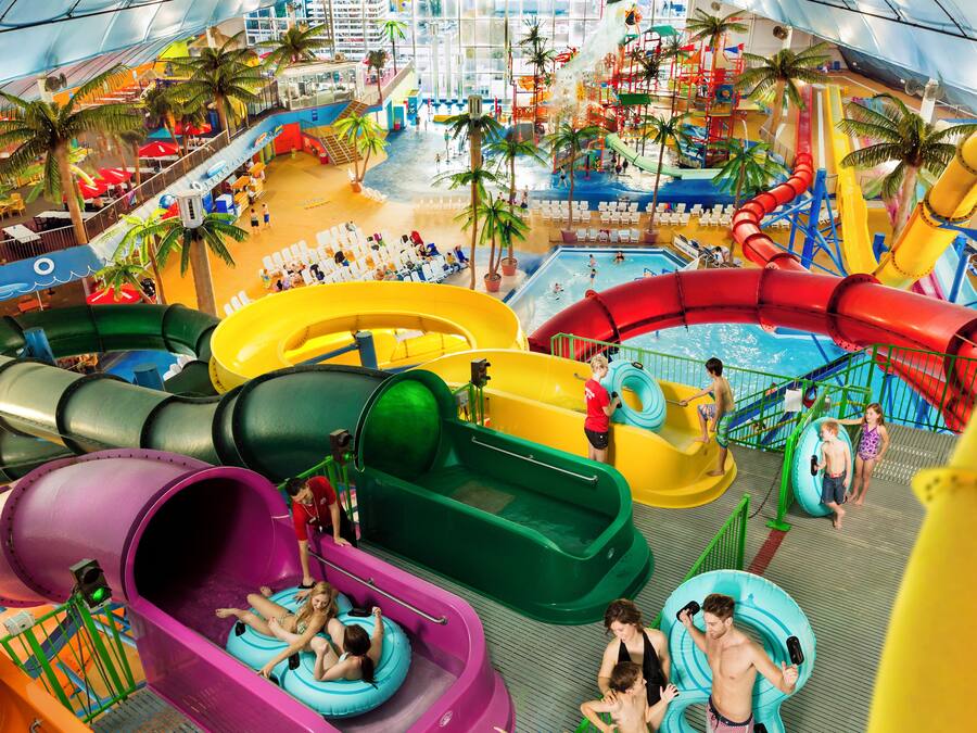 Escrivaninha, espaço de trabalho para notebook, cortinas blackout