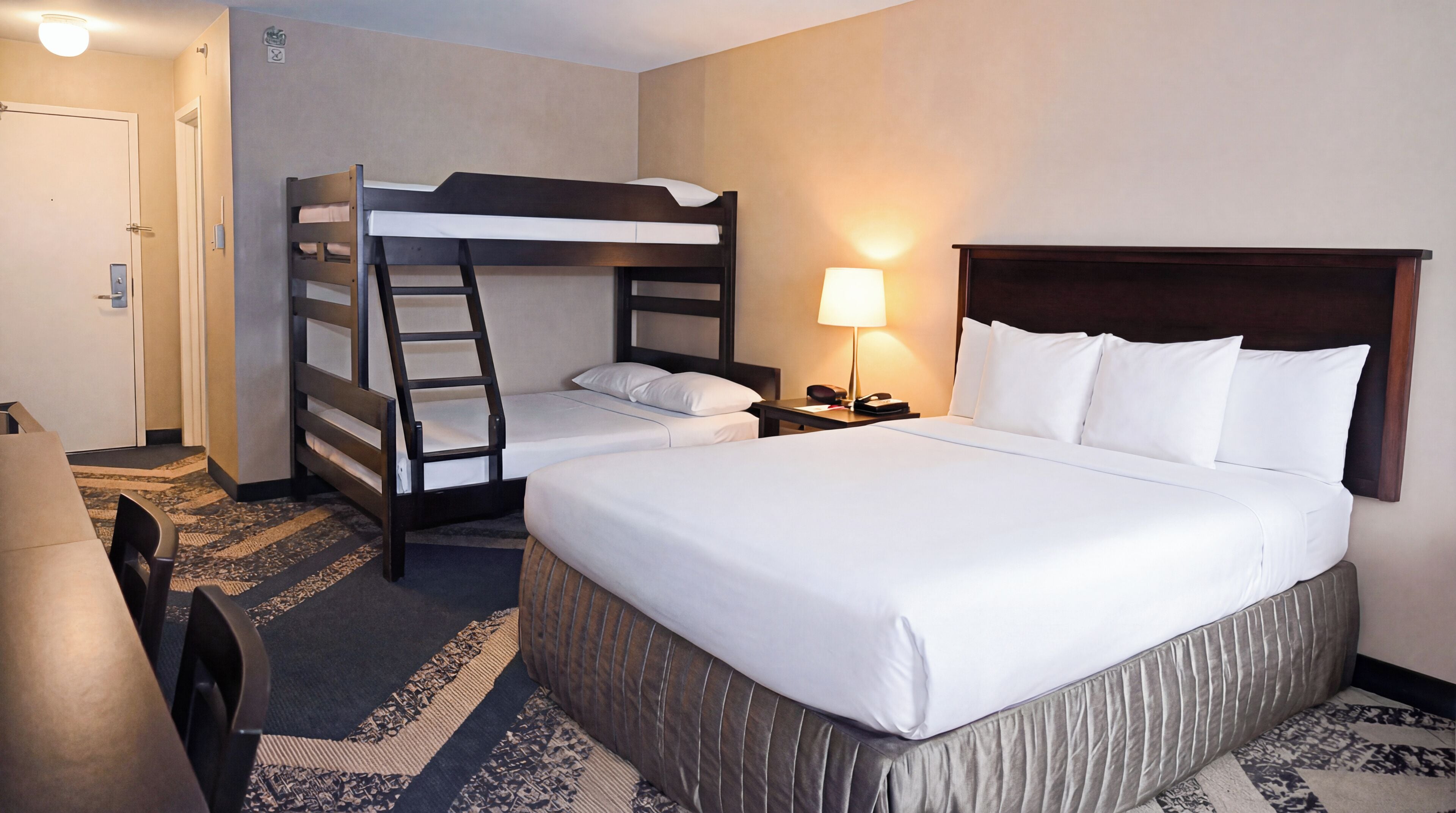 Bureau, espace de travail pour ordinateur portable, rideaux occultants