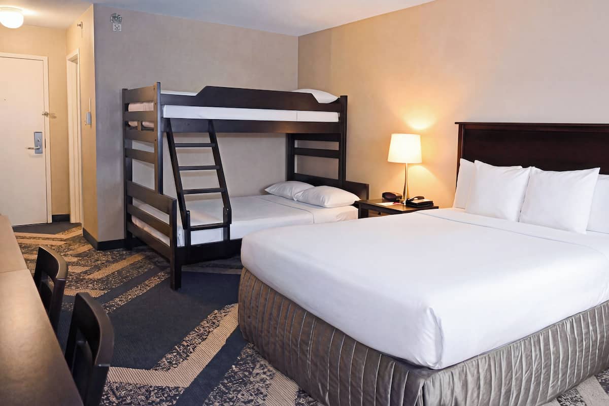 办公桌、笔记本电脑工作区、遮光窗帘、熨斗/熨衣板