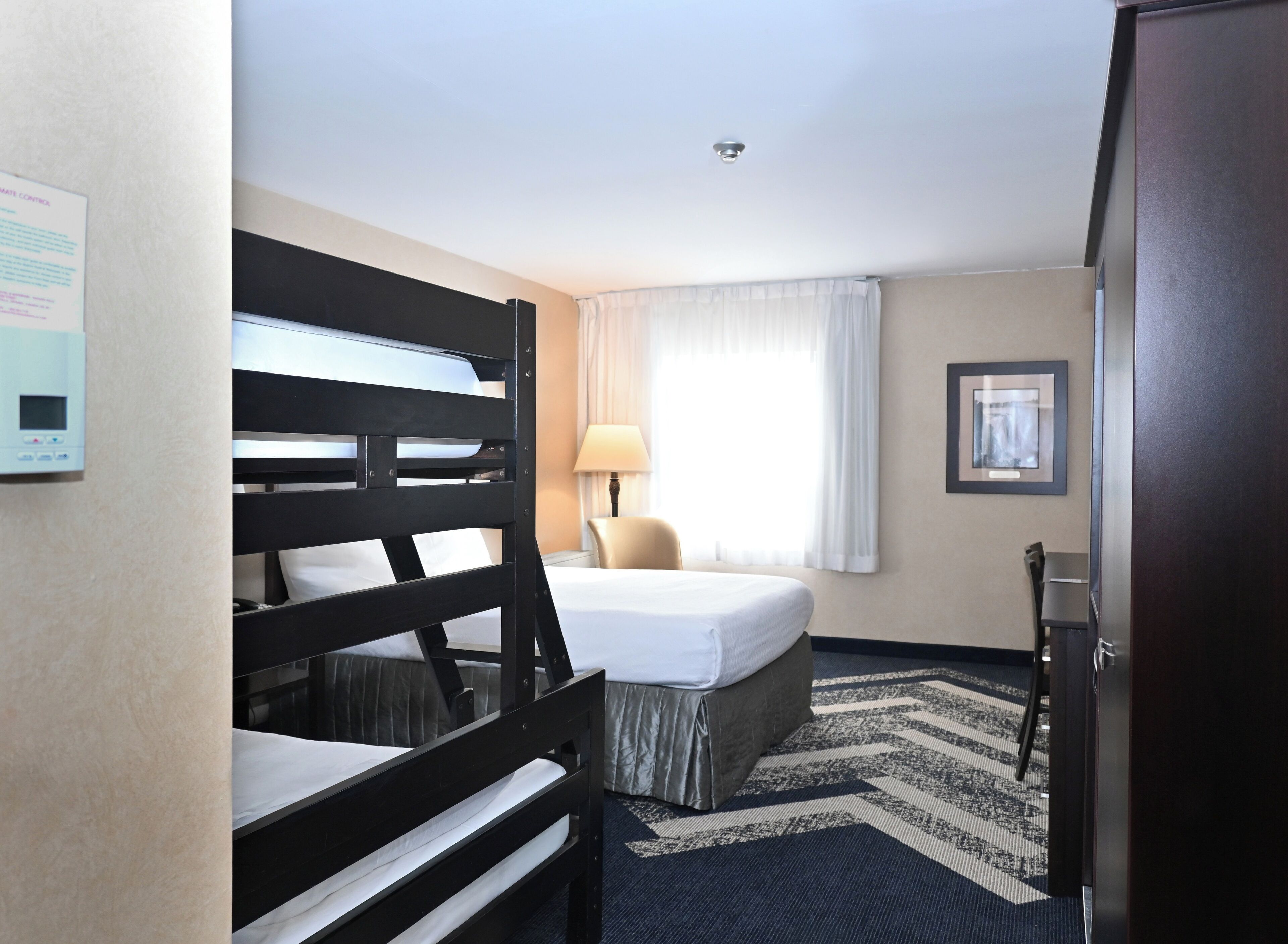 Bureau, espace de travail pour ordinateurs portables