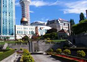Un hotel de diseño moderno, con una torre destacada y un letrero de casino.