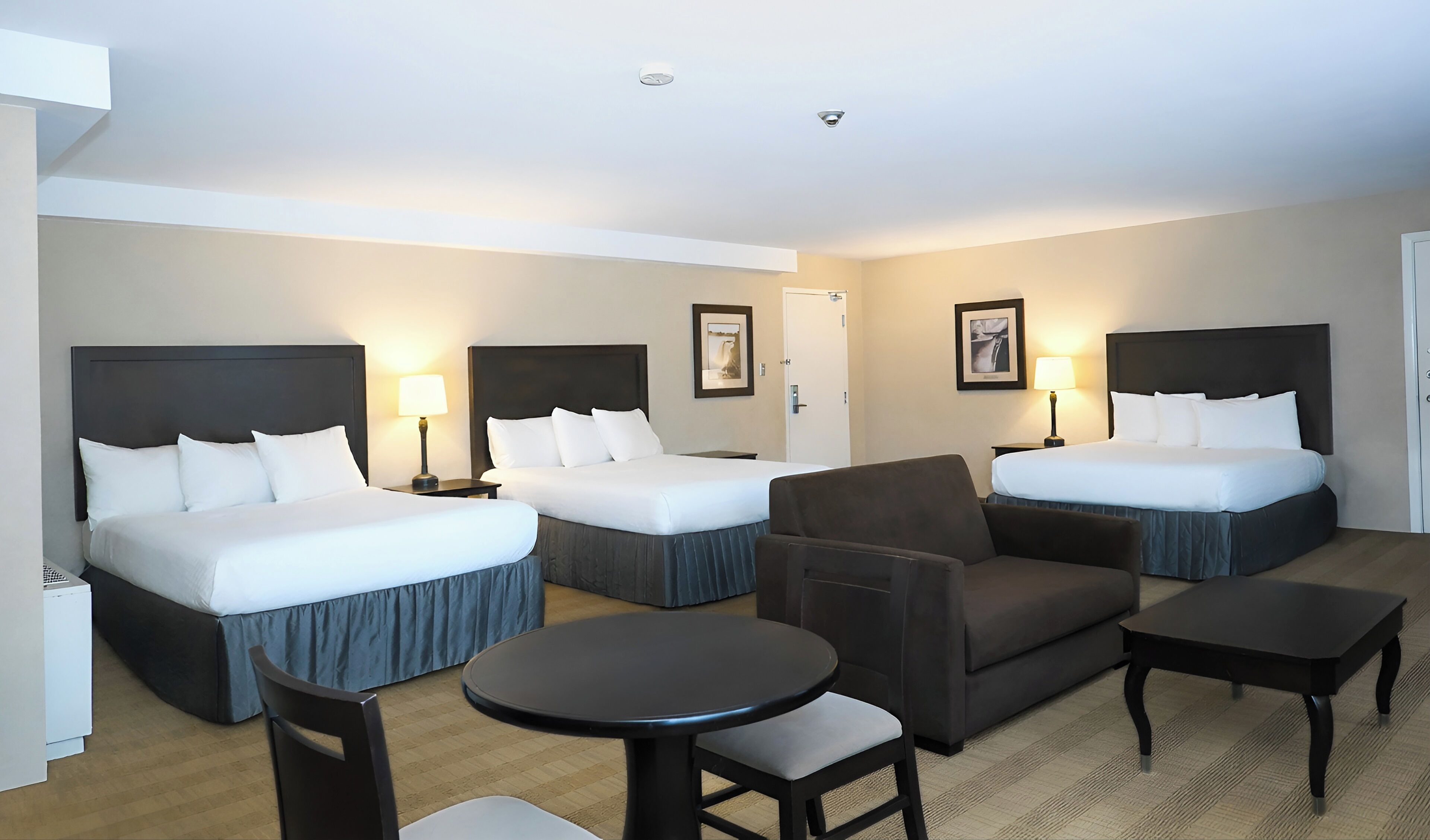 Chambre Deluxe | Bureau, espace de travail pour ordinateur portable, rideaux occultants