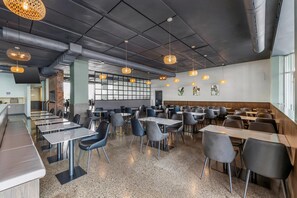 بوفيه فطور مجانًا يوميًا