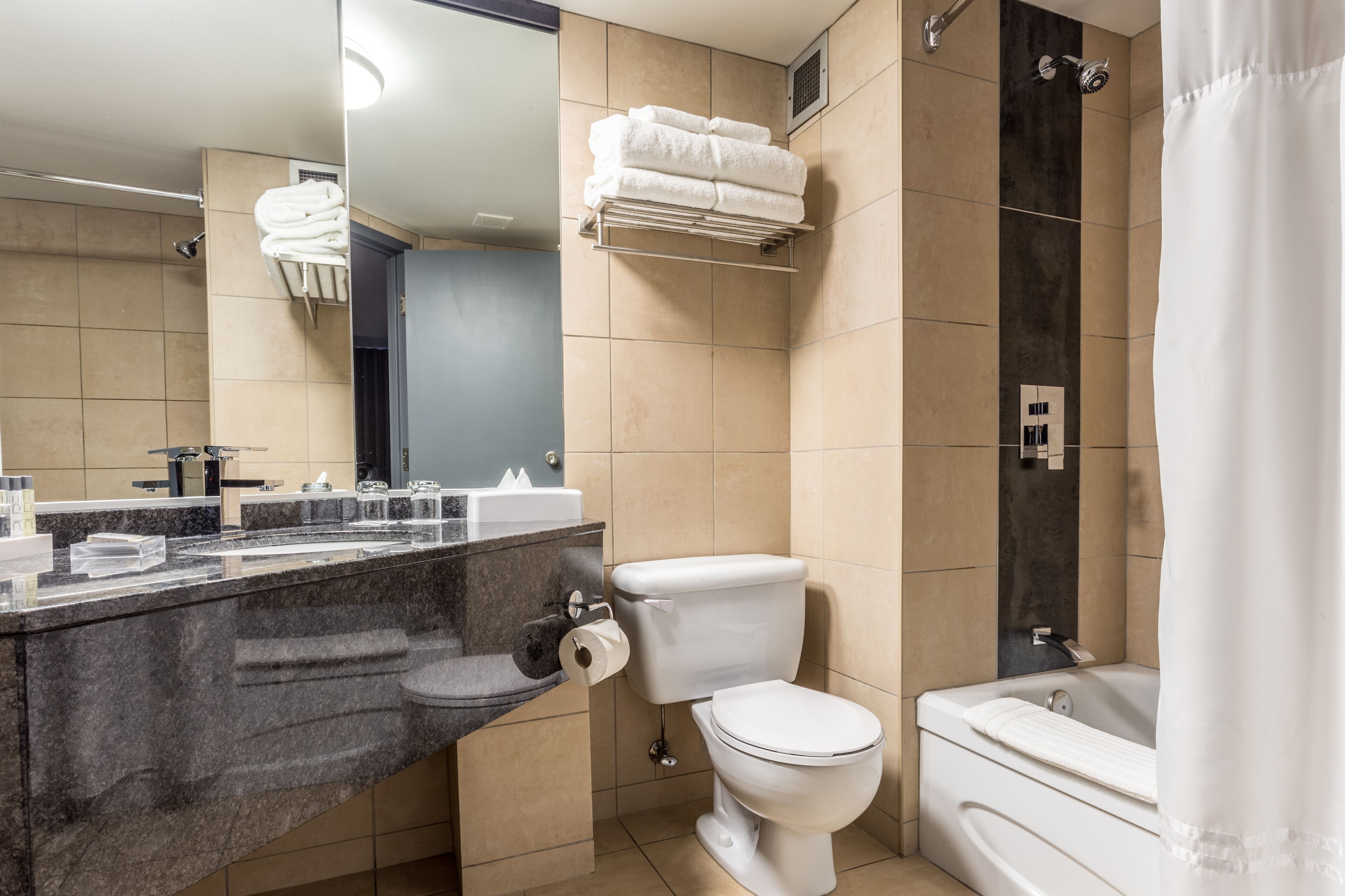 deluxe room, 1 king bed, non smoking | bathroom | free toiletries, hair dryer, towels