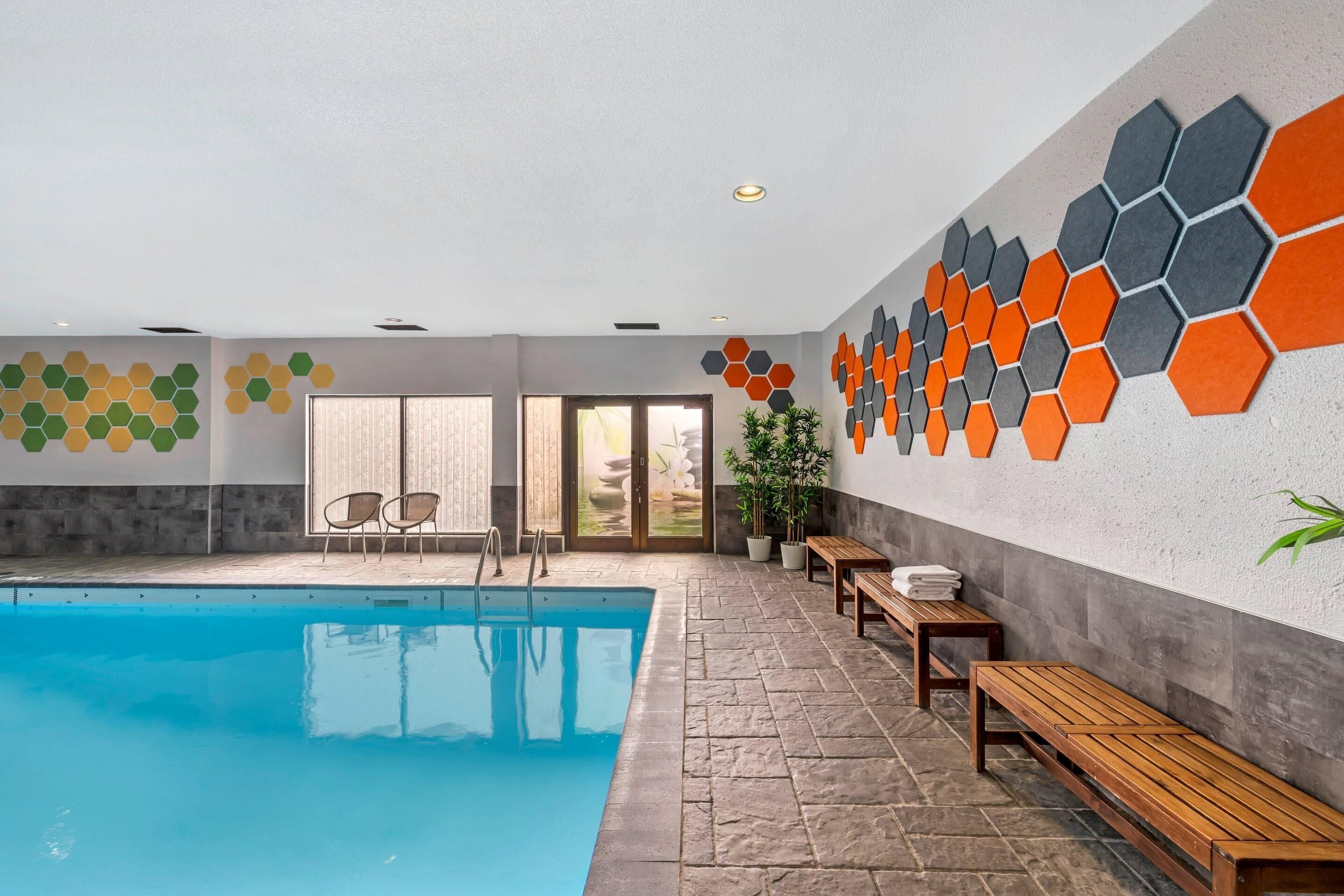 Una piscina techada, sillones reclinables de piscina