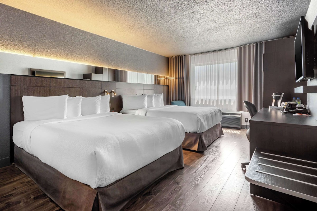 Habitación estándar, 2 camas Queen size, para no fumadores | Ropa de cama de alta calidad, escritorio y insonorización