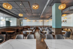 Free daily buffet breakfast - Hotel Quartier, an Ascend Collection Hotel (Québec City)