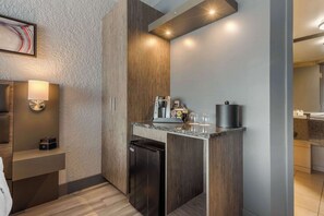 Deluxe kamer, 1 kingsize bed, niet-roken | Luxe beddengoed, een bureau, geluiddichte muren