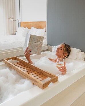 Suite, 1 King Bed with Day bed, Lake View (Emotion) | Salle de bain