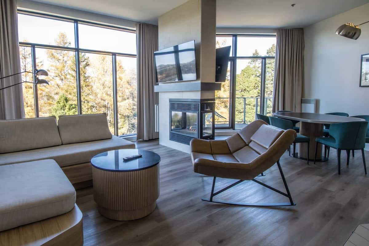 Panoramic Suite, 1 King Bed with Day bed, Lake & Garden View (Emotion)