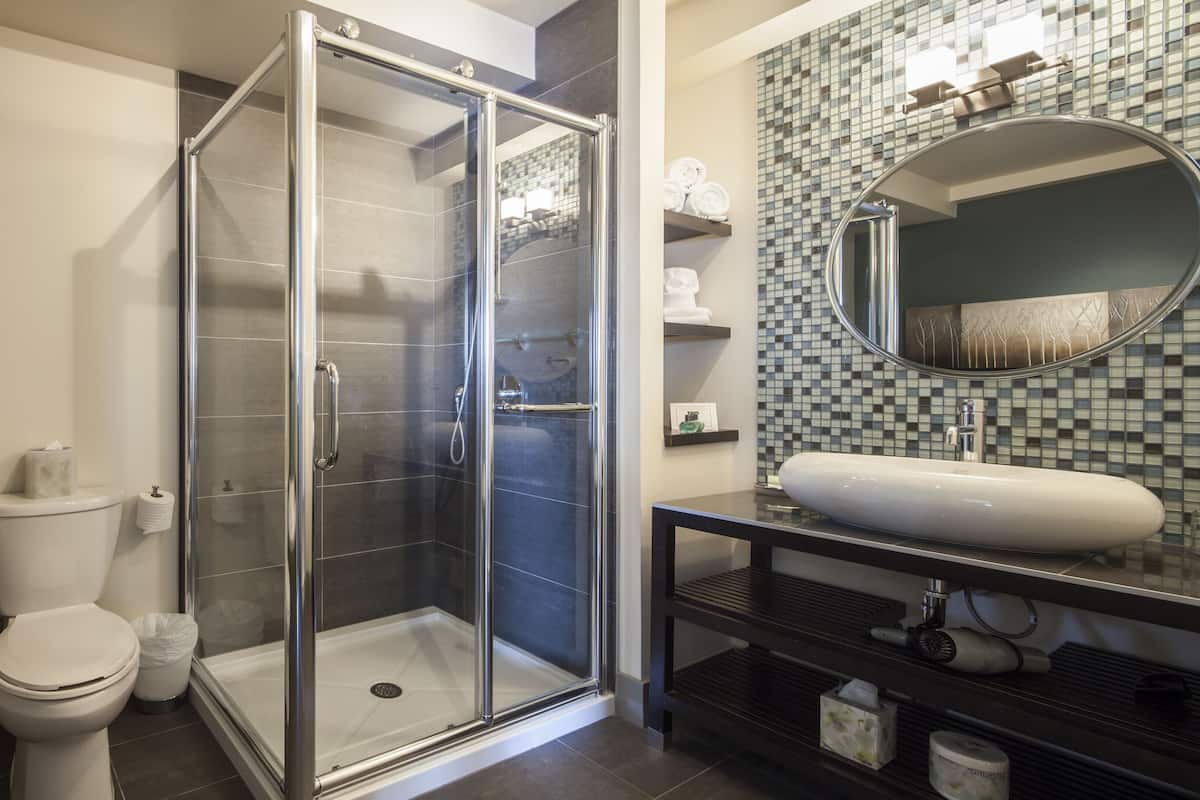 separate bathtub and shower, deep-soaking bathtub, free toiletries