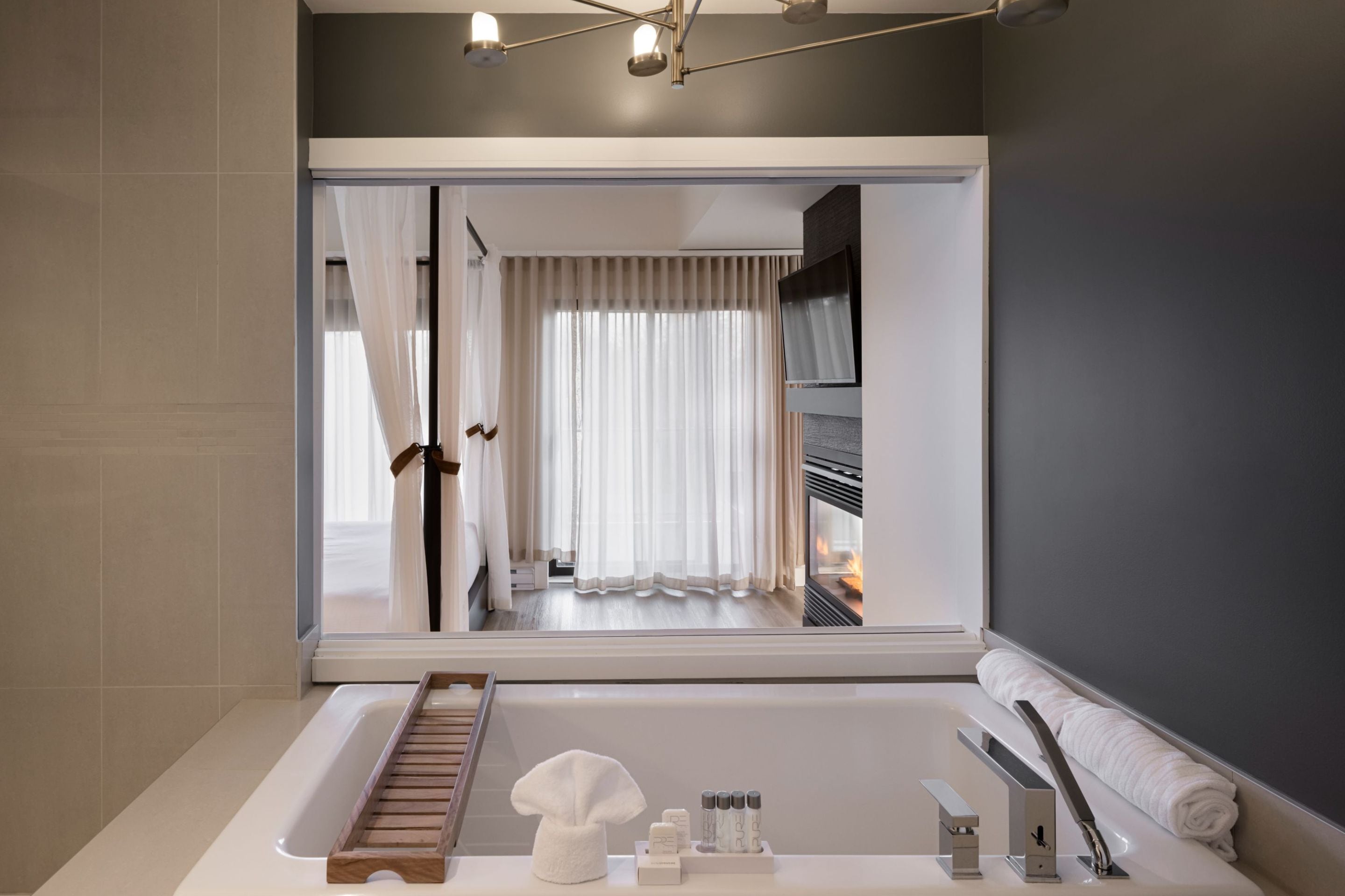 Une salle de bain moderne équipée d’une baignoire, d’une douche et d’un meuble-lavabo avec des articles de toilette.