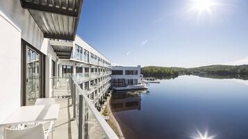 Suite, 1 King and 1 Day bed, Lake View (Evolution) | Lake view