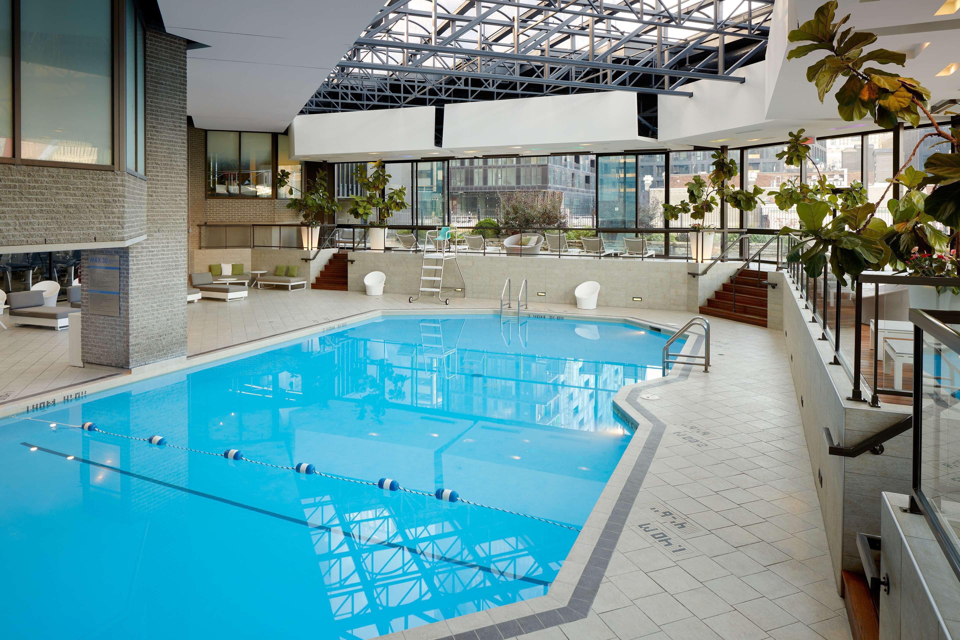 Una piscina techada, abierta desde las 14:00 hasta las 20:00, sombrillas