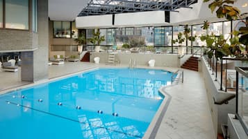 Una piscina techada, abierta desde las 14:00 hasta las 20:00, sombrillas