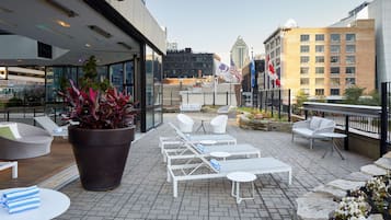 Kolam renang indoor, dengan payung kolam renang dan kursi berjemur