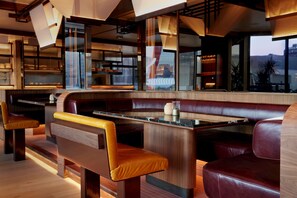 2 restaurants; breakfast, lunch, and dinner served