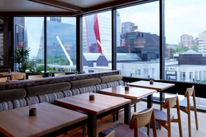 2 restaurants; breakfast, lunch, and dinner served - DoubleTree by Hilton Montreal (Montreal)