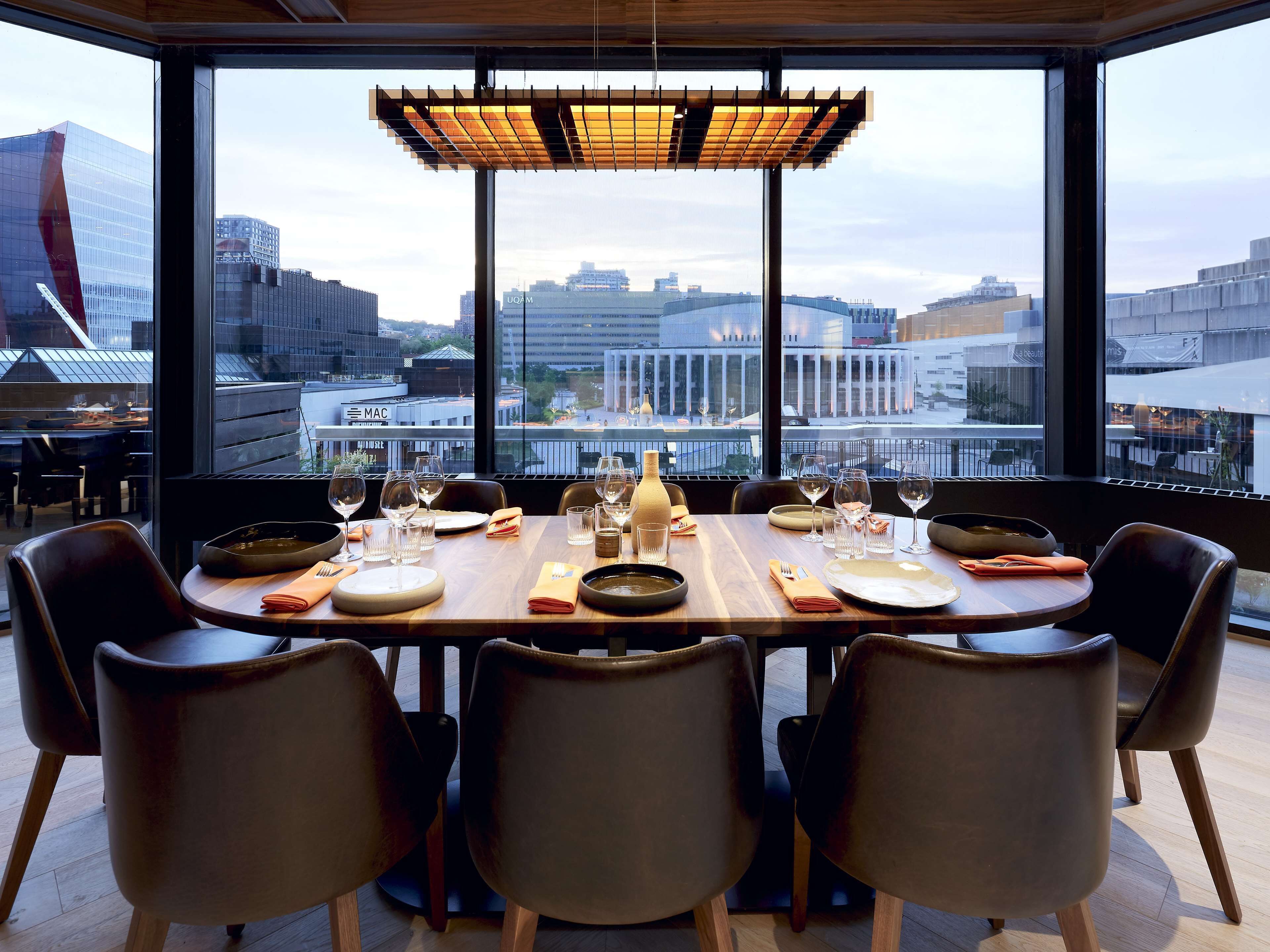2 restaurants servant le petit déjeuner, le déjeuner et le dîner