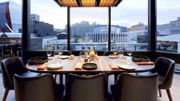 2 restaurants servant le petit déjeuner, le déjeuner et le dîner