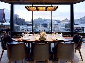 2 restaurants; breakfast, lunch, and dinner served