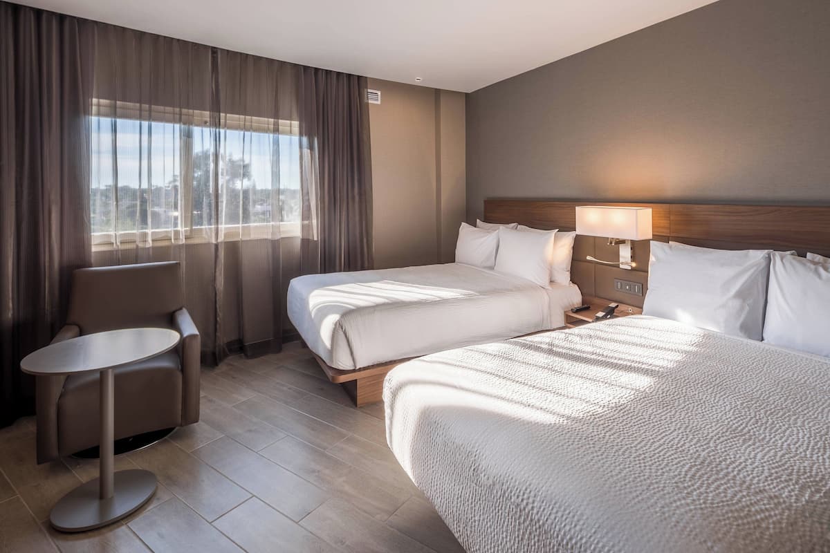 Habitación, 2 camas dobles, vistas a la ciudad | Caja fuerte, escritorio, espacio para trabajar con un portátil