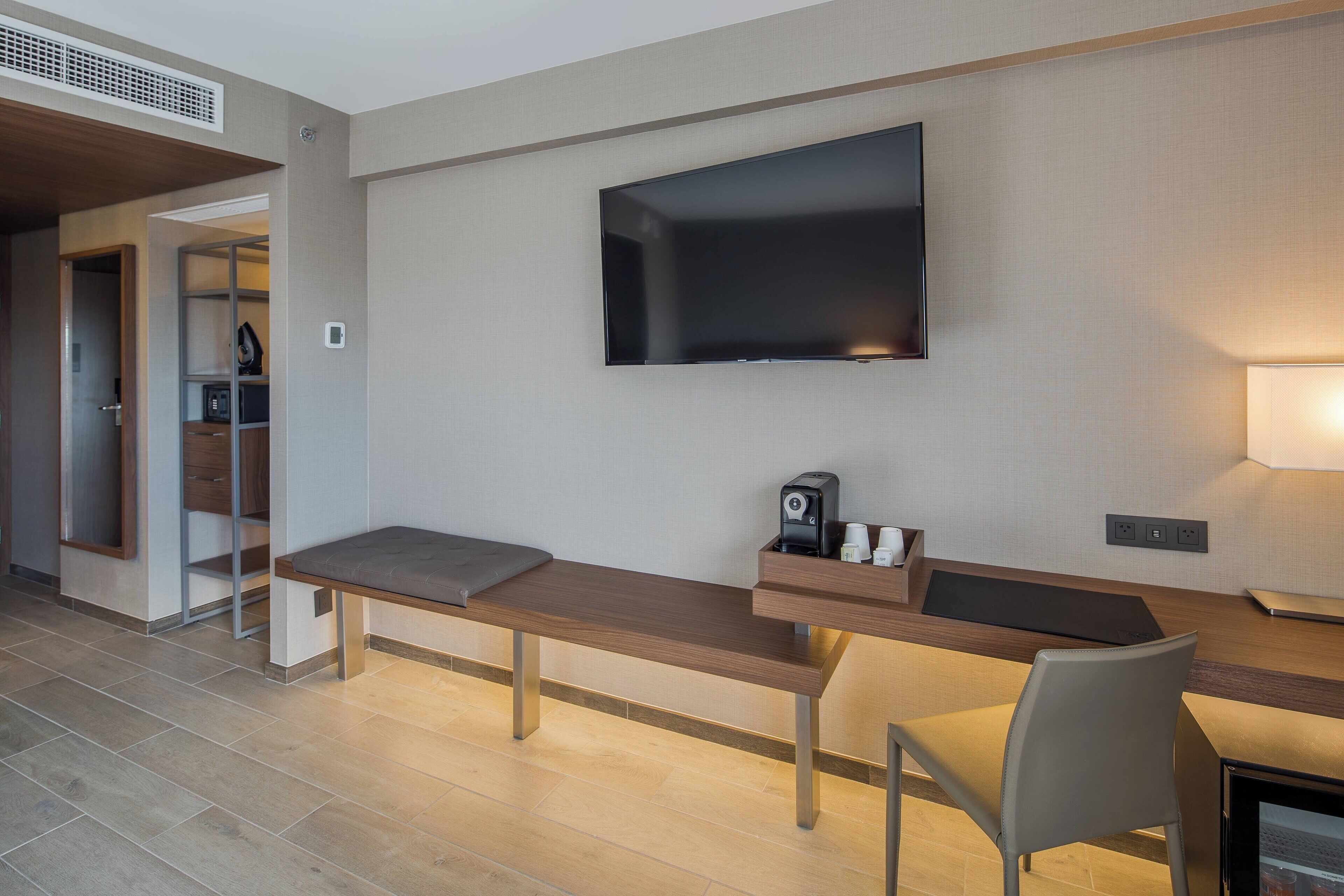 in-room safe, desk, laptop workspace, blackout curtains