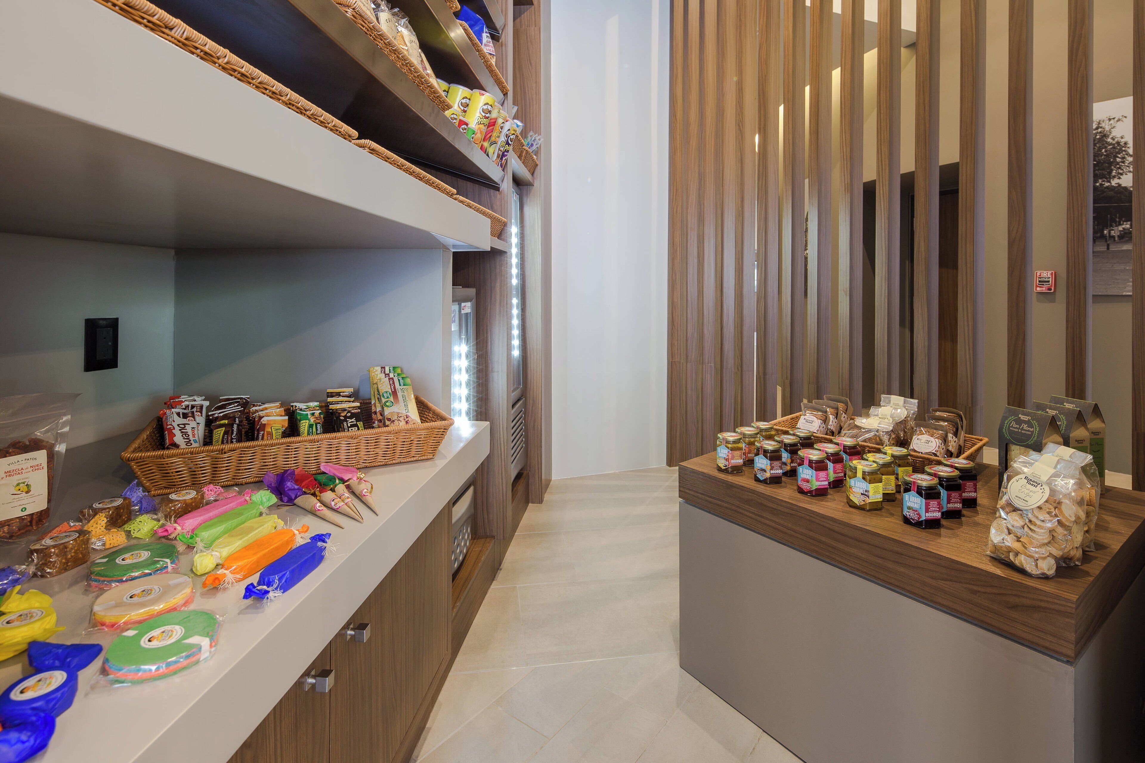 Zona de buffet amb diferents plats i complements.