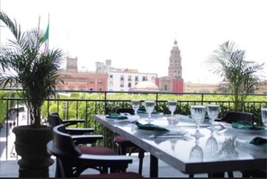 Outdoor dining - Ramada Plaza Leon (León)