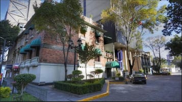 Vista frontal de la propiedad