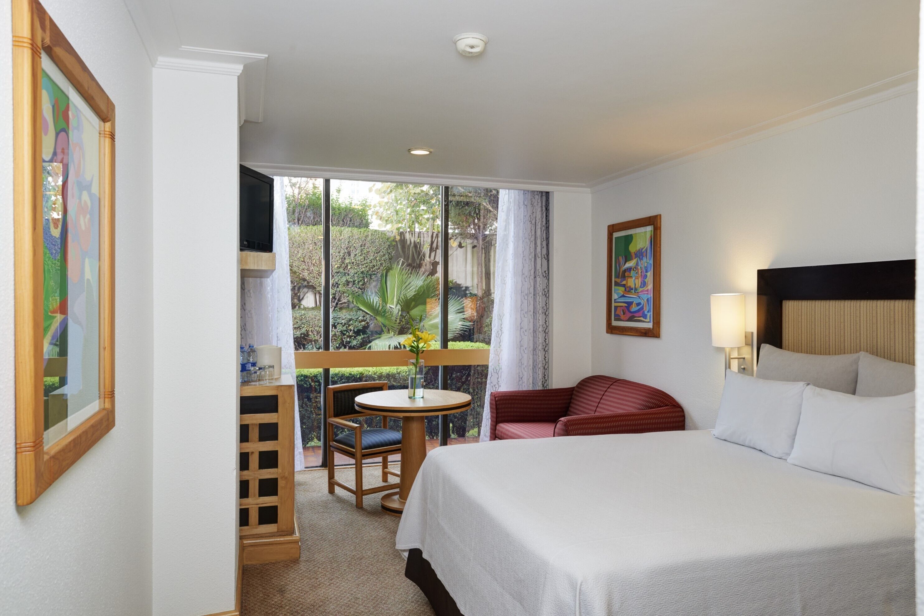 Habitación estándar, 1 cama Queen size | Caja de seguridad en la habitación, escritorio y cortinas blackout 