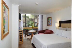 Caja de seguridad en la habitación, escritorio y cortinas blackout 