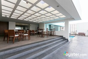 2 bares, bar junto a la piscina