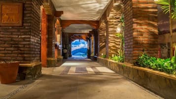 Voorkant accommodatie - avond/nacht