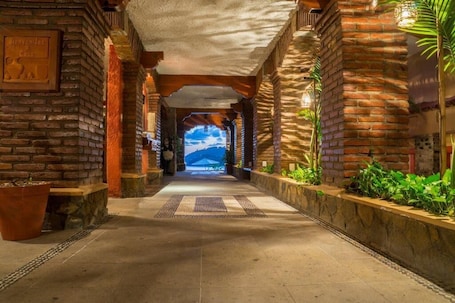 Fachada de la propiedad por la tarde o noche. Hotel Irma